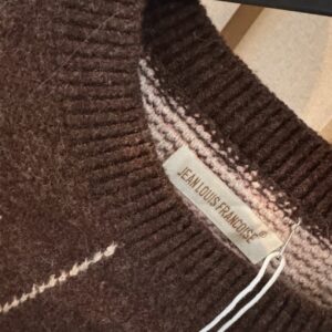 Šiltas megztukas su rombų raštu