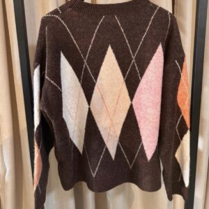 Šiltas megztukas su rombų raštu