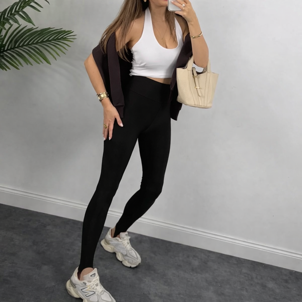 Juodos tamprės su kilpele po pėda