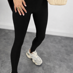 Juodos tamprės su kilpele po pėda