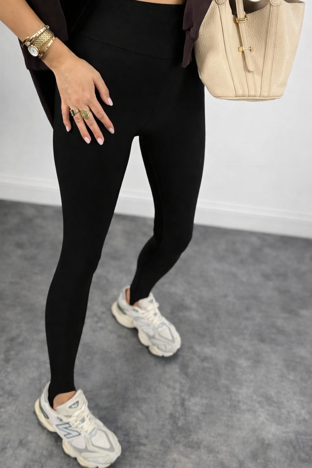 Juodos tamprės su kilpele po pėda