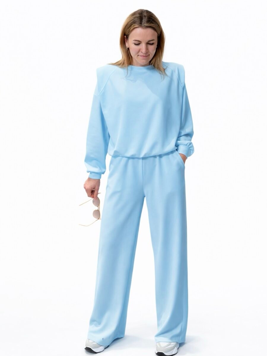 Laisvalaikio kostiumėlis su petukais