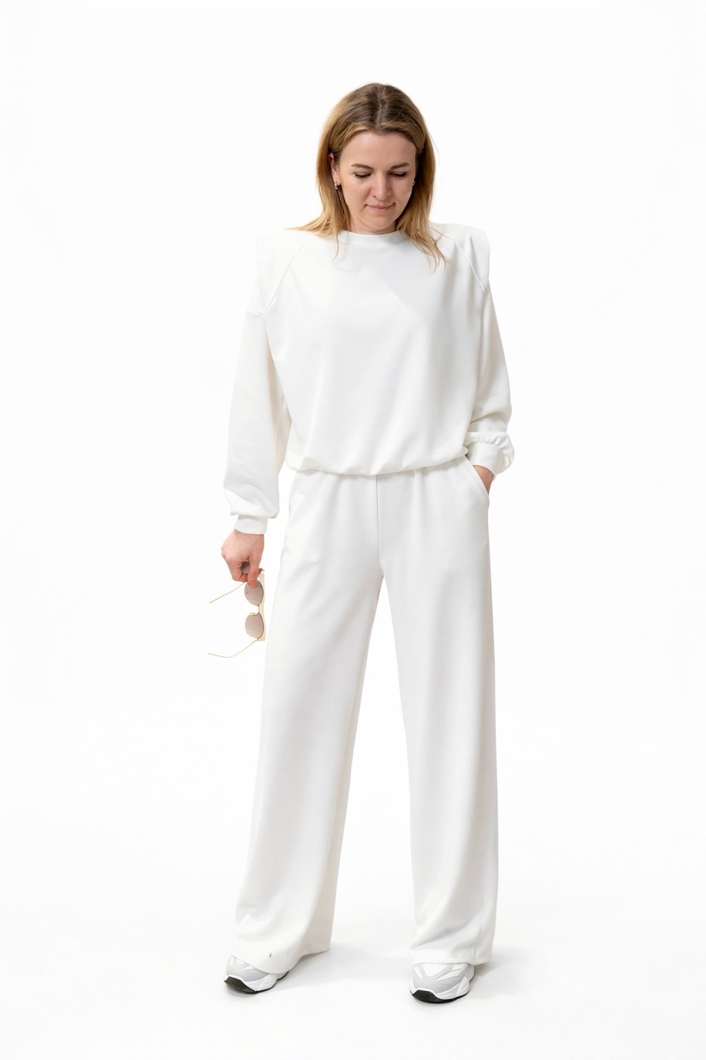 Laisvalaikio kostiumėlis su petukais