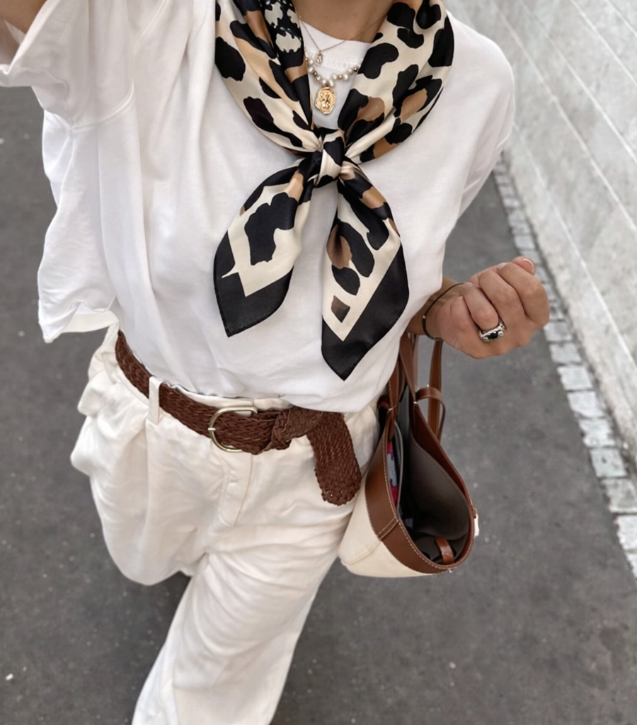 e05d42a5-f728-479c-be13-7453660fe51b Satino skarelė 70×70 cm – elegantiškas akcentas