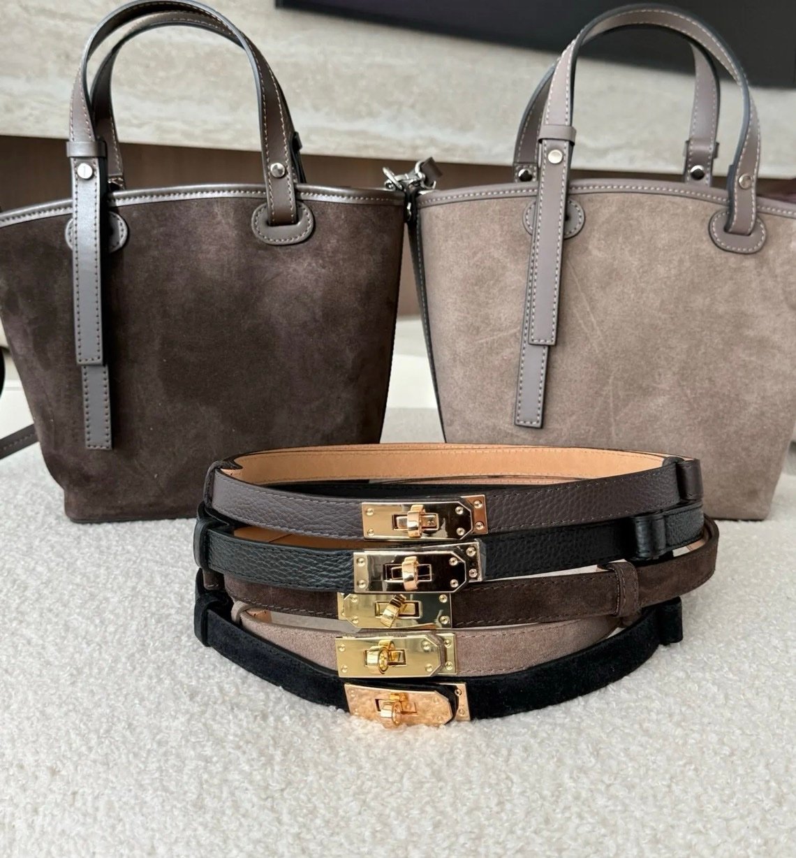 Natūralios odos dirželis su auksinės spalvos sagtimi