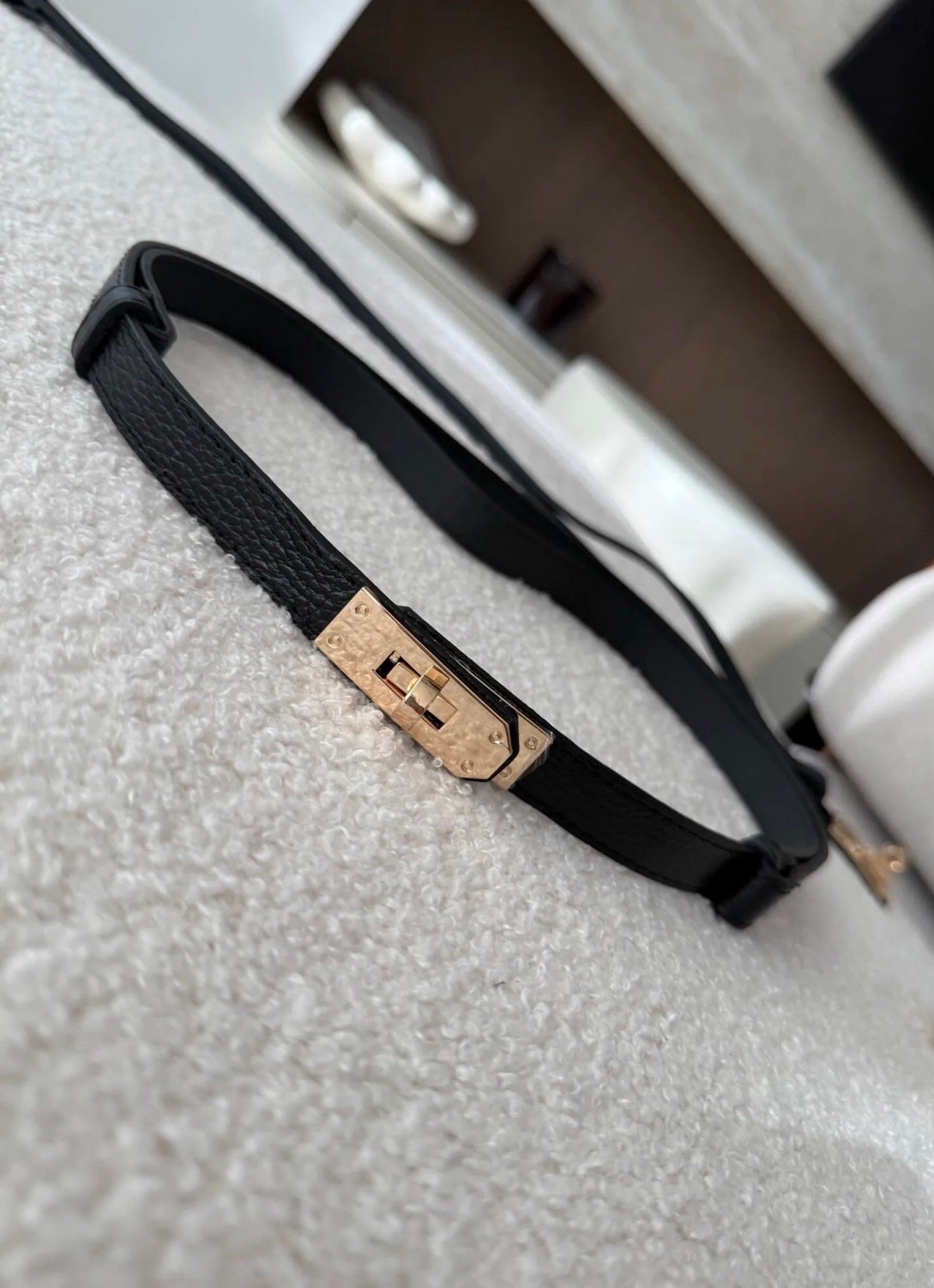 Natūralios odos dirželis su auksinės spalvos sagtimi