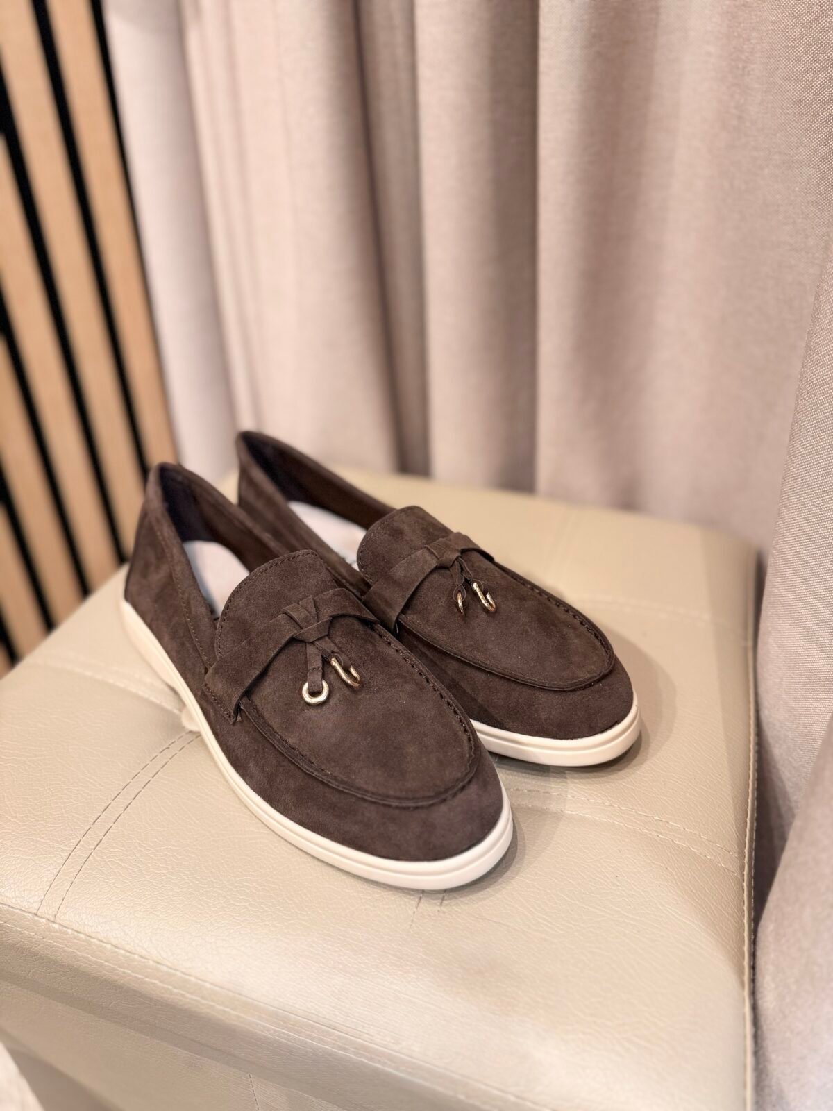 Rudos spalvos mokasinai iš natūralios zomšos odos