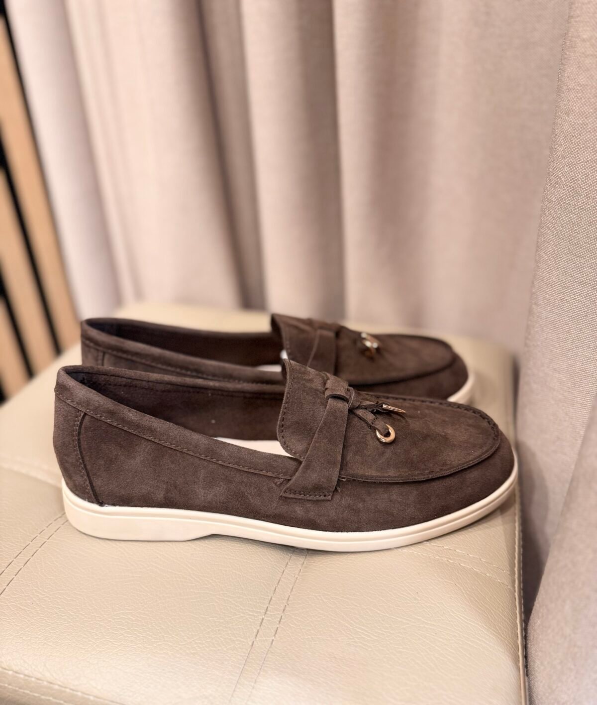 Rudos spalvos mokasinai iš natūralios zomšos odos