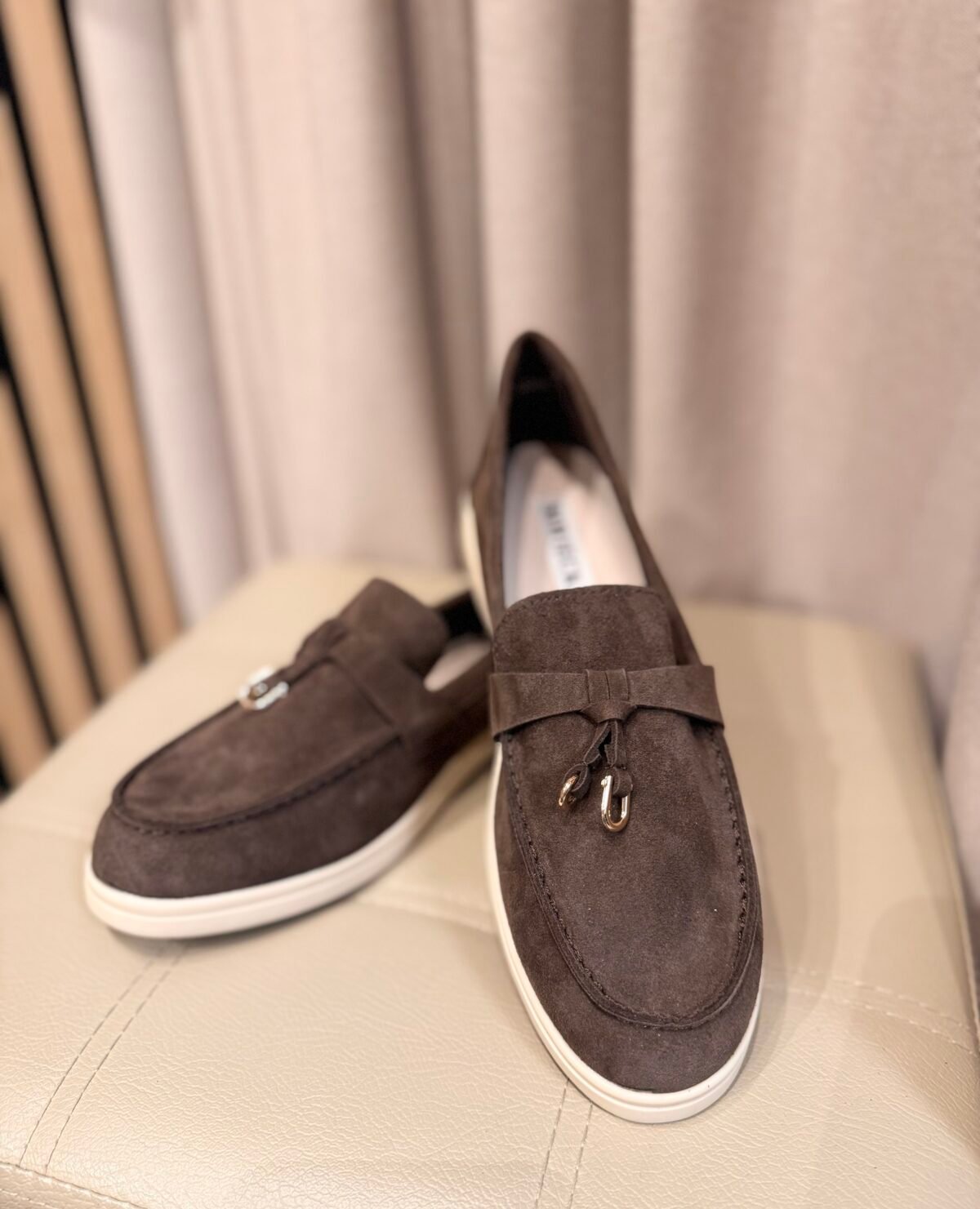 Rudos spalvos mokasinai iš natūralios zomšos odos