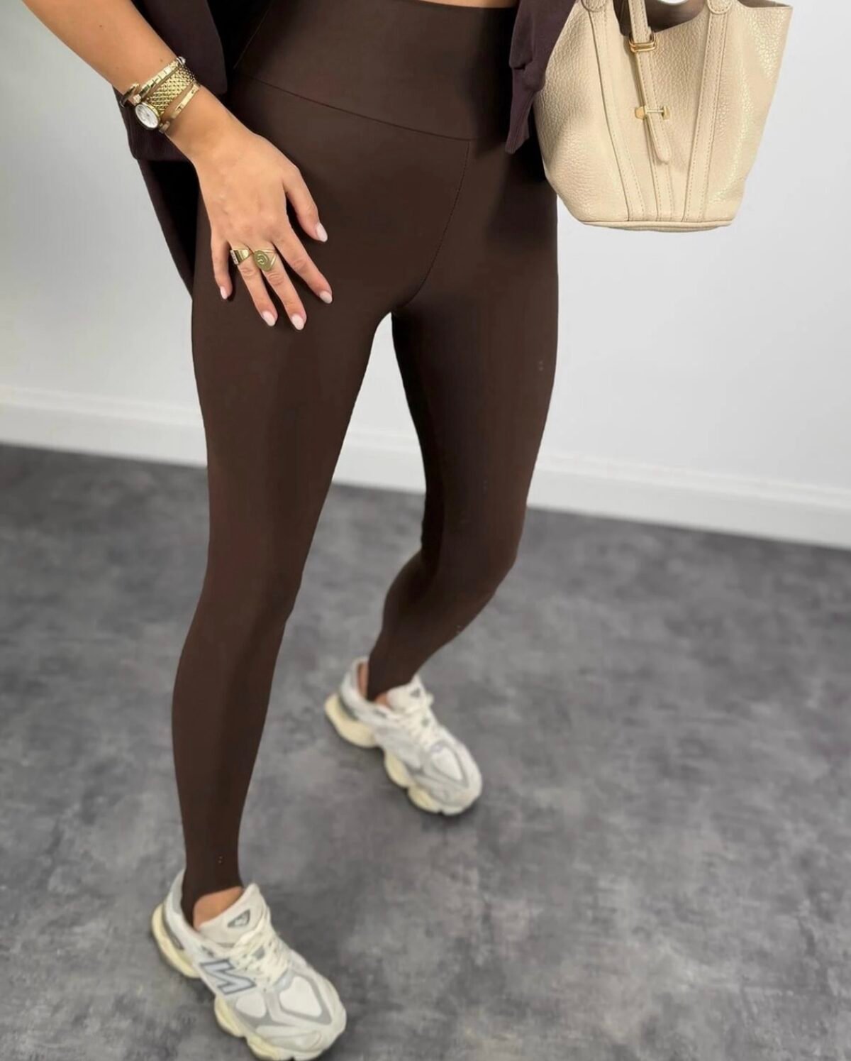 Šokolado spalvos tamprės su kilpele po pėda