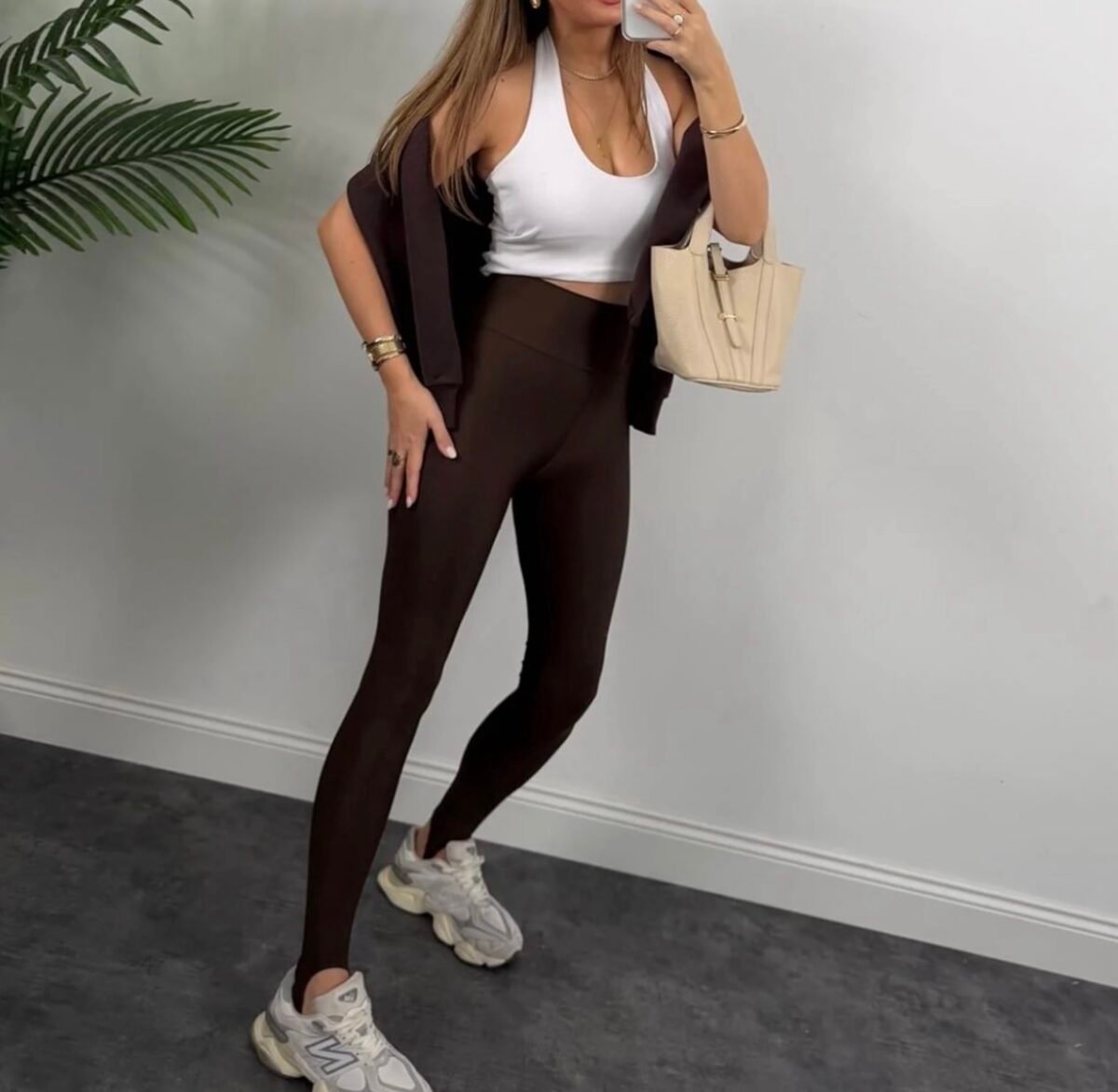 Šokolado spalvos tamprės su kilpele po pėda