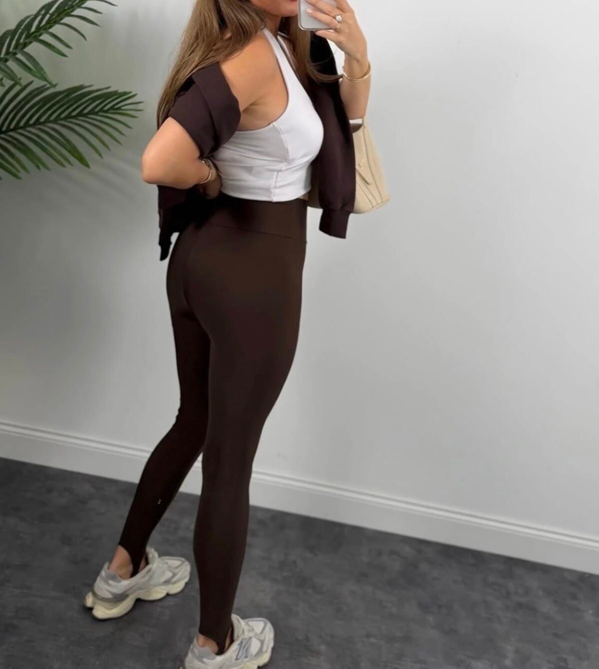 Šokolado spalvos tamprės su kilpele po pėda