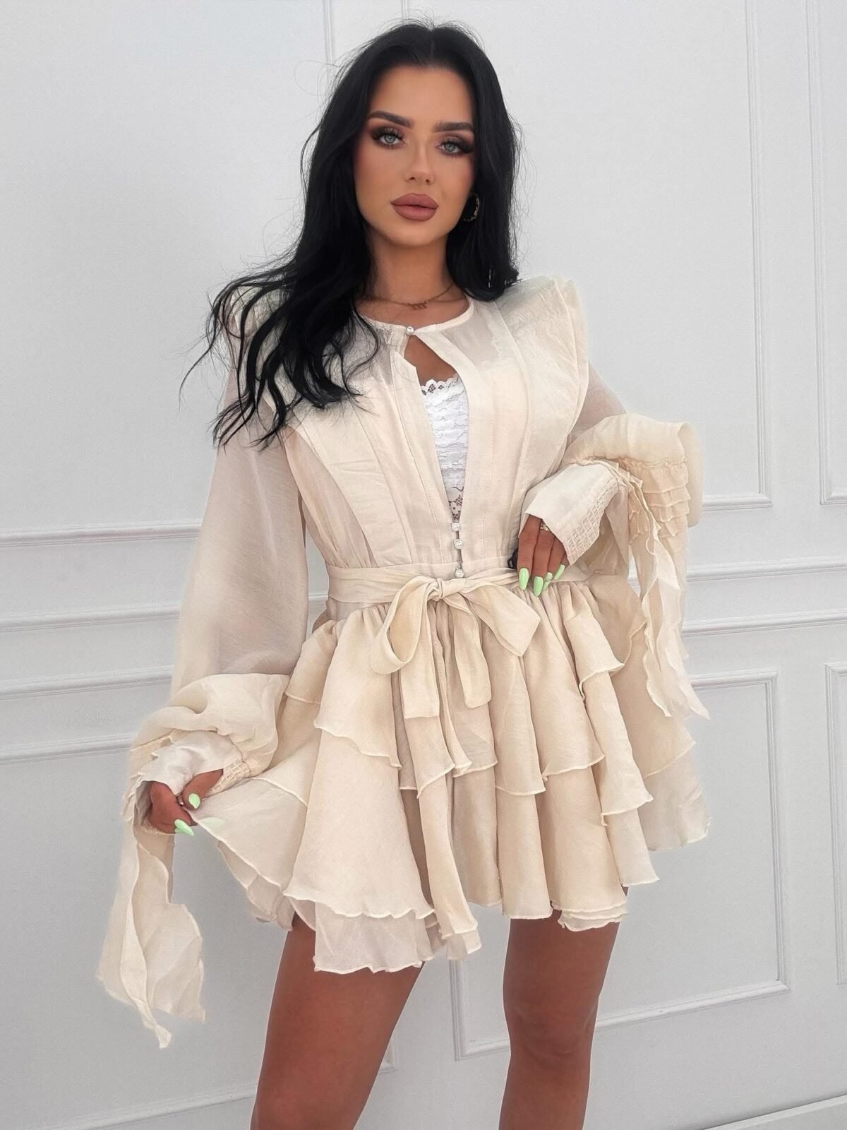 Proginė suknelė su dirželiu ir išskirtinėmis rankovėmis (kreminės spalvos)