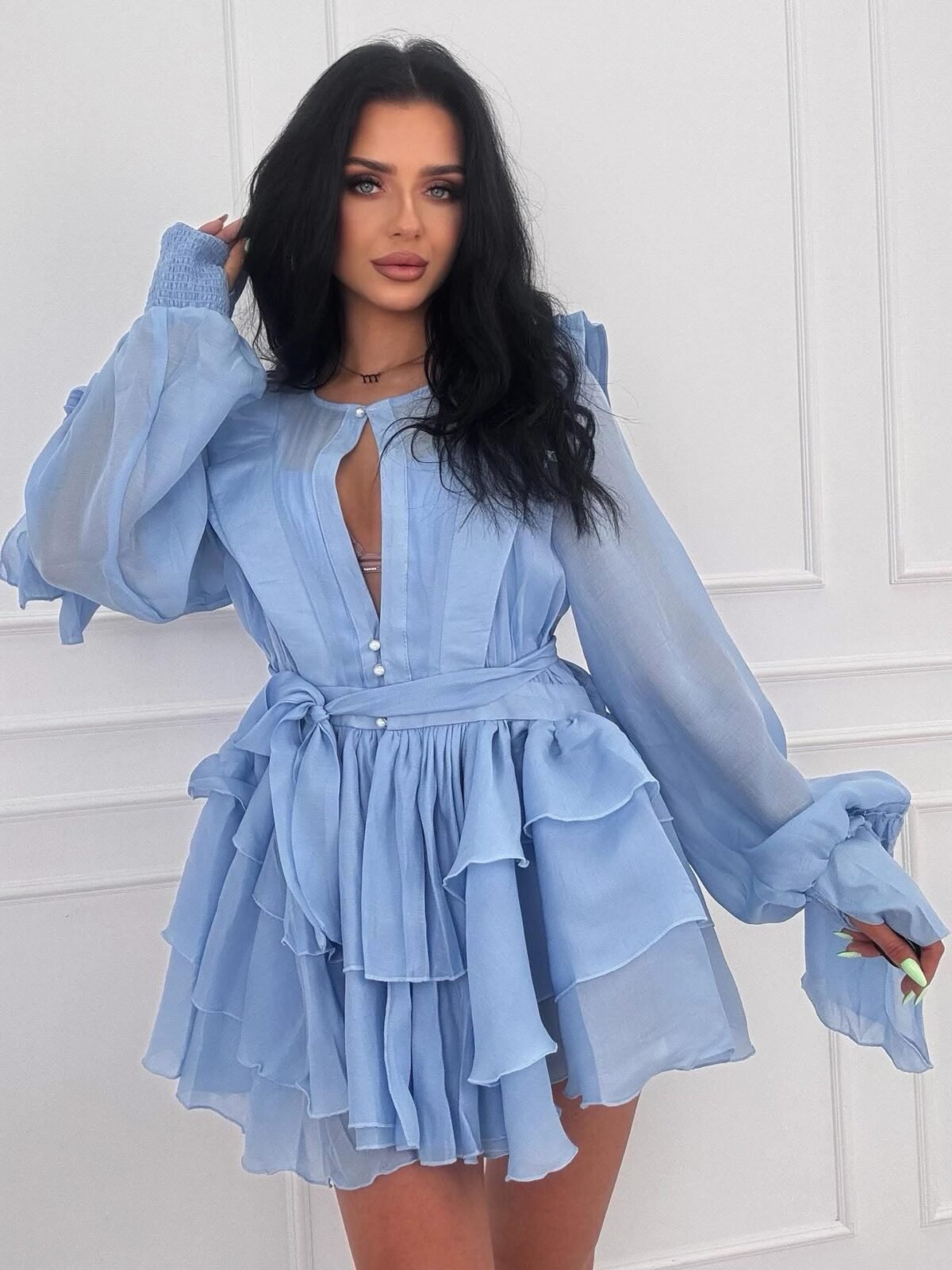 Proginė suknelė su dirželiu ir išskirtinėmis rankovėmis