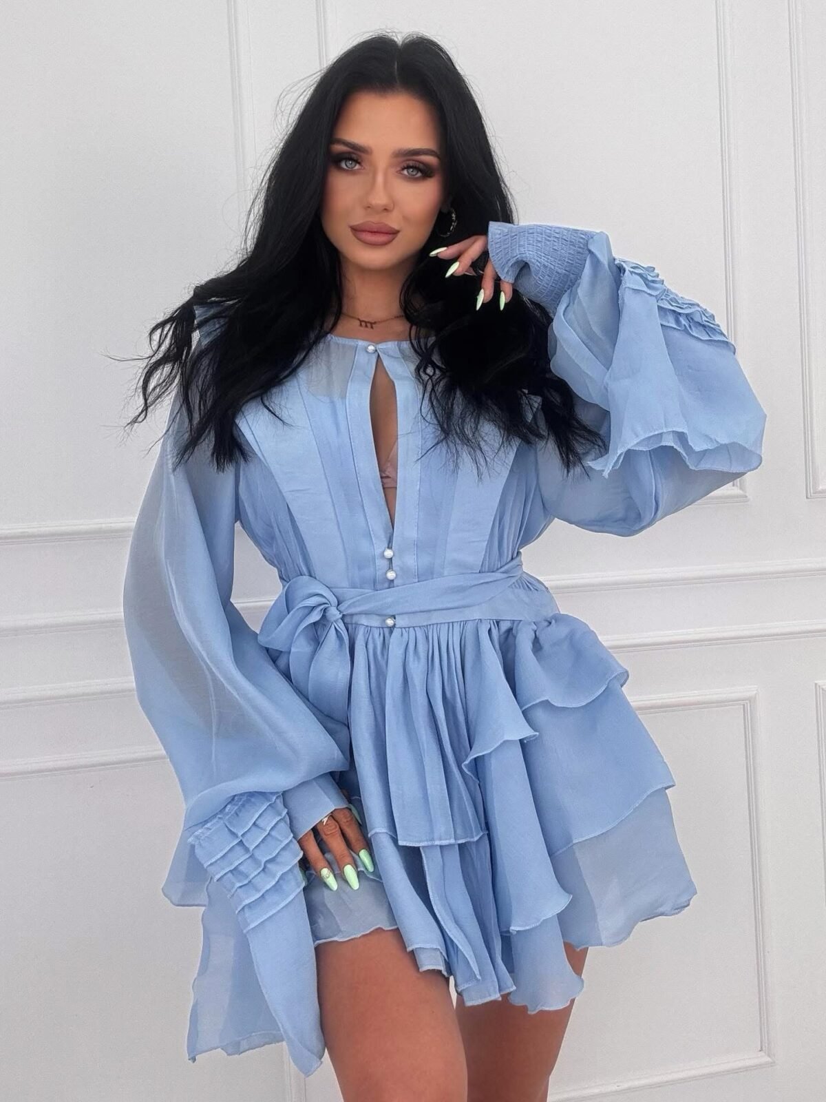 Proginė suknelė su dirželiu ir išskirtinėmis rankovėmis