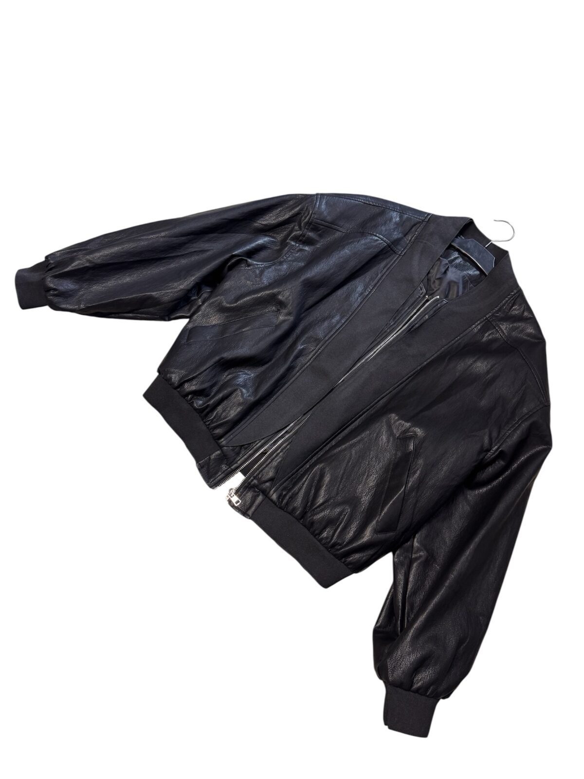 Juoda eko odos bomber stiliaus striukė