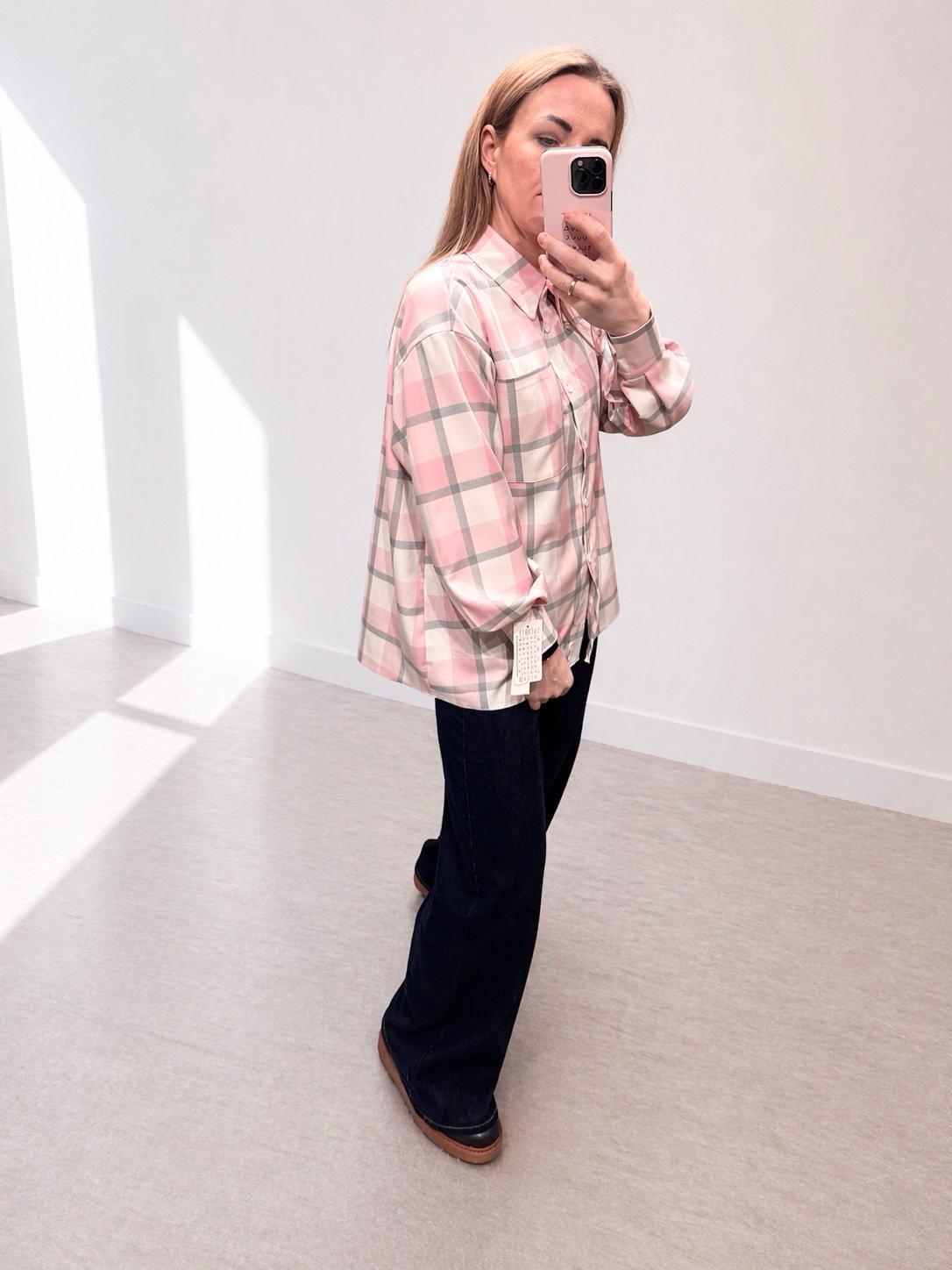 Rožiniai marškiniai su pilku raštu