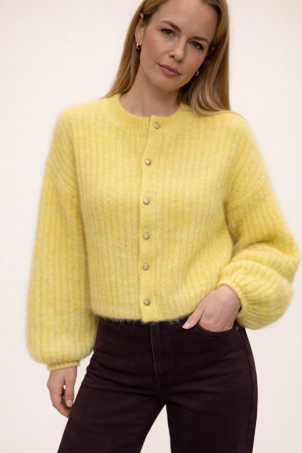 0434acbf-dba7-4204-a179-813637ee04b7 Geltonas megztukas su plačiomis rankovėmis