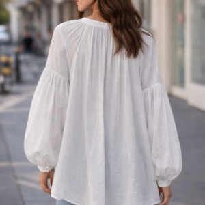 Balti laisvo silueto marškiniai su pūstomis rankovėmis