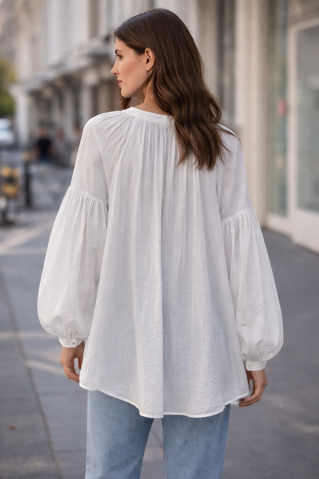 Balti laisvo silueto marškiniai su pūstomis rankovėmis