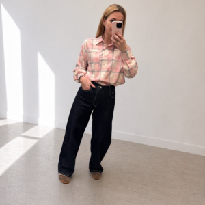 Rožiniai marškiniai su pilku raštu