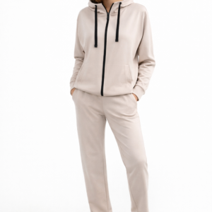 Kreminės spalvos laisvalaikio moteriškas kostiumėlis (be pūkelio)