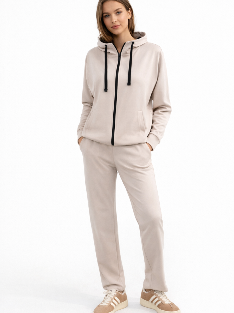 Kreminės spalvos laisvalaikio moteriškas kostiumėlis (be pūkelio)