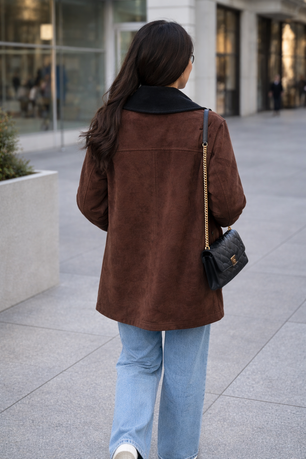 Rudos spalvos zomšinio audinio paltukas su velvetine apykakle