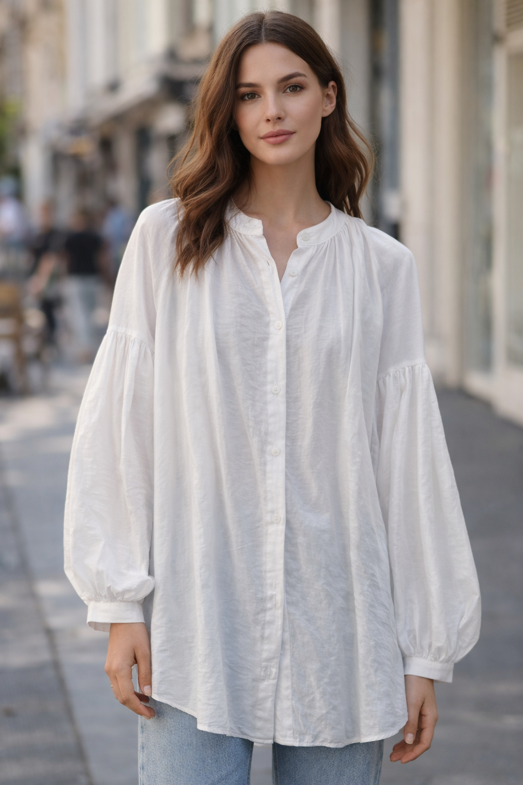 Balti laisvo silueto marškiniai su pūstomis rankovėmis