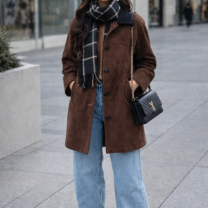 Rudos spalvos zomšinio audinio paltukas su velvetine apykakle