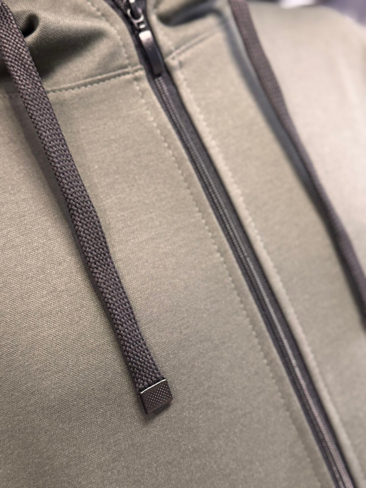 Vyriškas laisvalaikio kostiumas su užtrauktuku (alyvuogių spalvos)