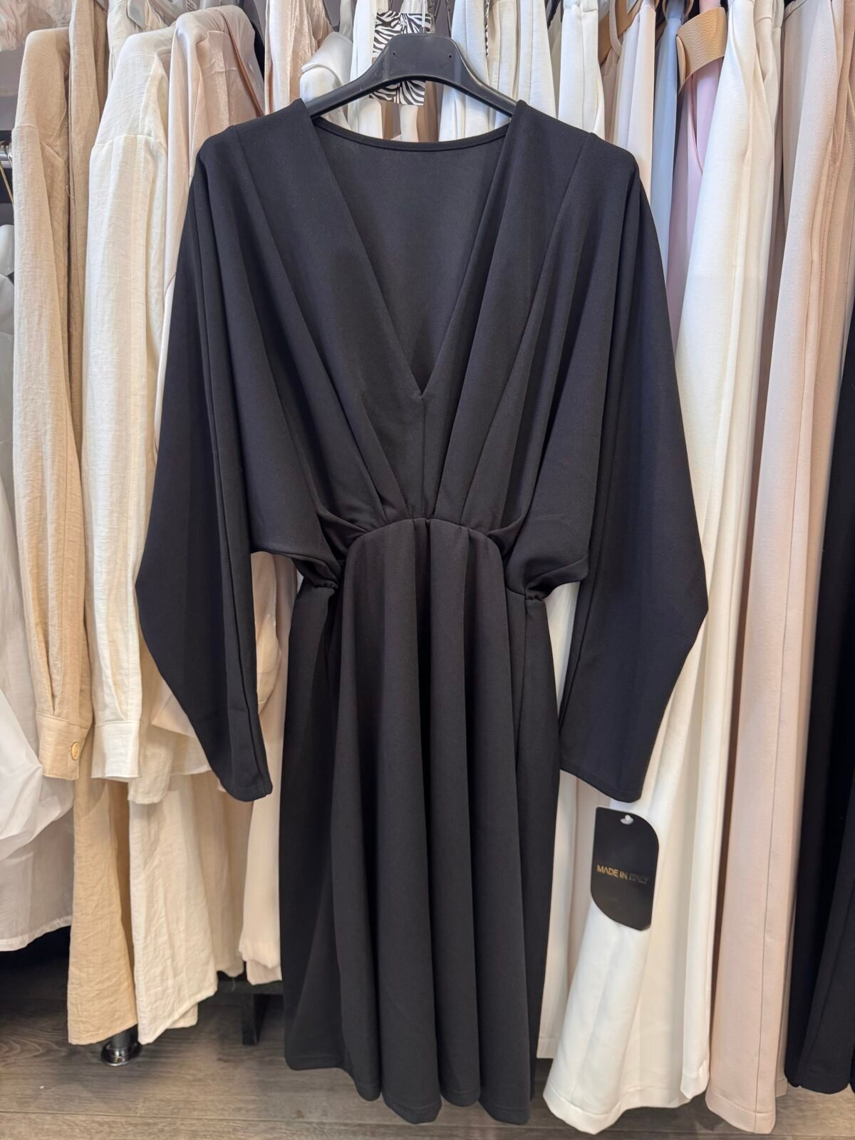 Juoda tampraus audinio suknelė su kimono rankovėmis