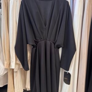 Juoda tampraus audinio suknelė su kimono rankovėmis