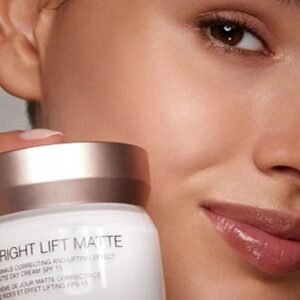 KIKO MILANO Bright Lift Matte Face Cream SPF 20
Matizuojantis ir stangrinantis dieninis veido kremas su SPF 20